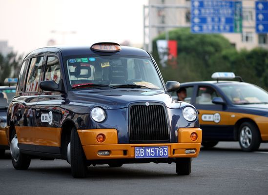 Elektryczne taksówki na ulicach Pekinu