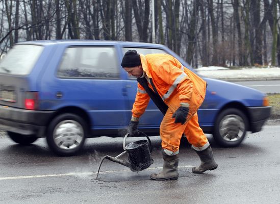 Zima dobiła drogi - urzędy zasypane skargami