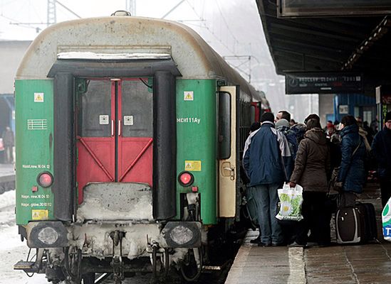 Dantejskie sceny na kolei - wskakiwali przez okna do pociągów