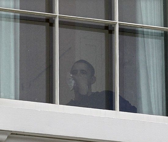 Obama uderzony łokciem w twarz; ma 12 szwów