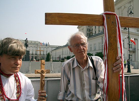"Milczenie biskupów w sprawie krzyża było błędem"