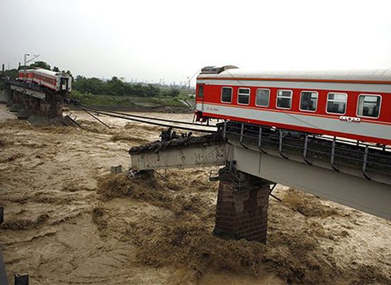 Chiny: 2 wagony runęły do rwącej rzeki