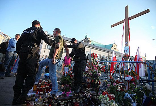 "Afera z krzyżem" przemyślanym fortelem rządu?