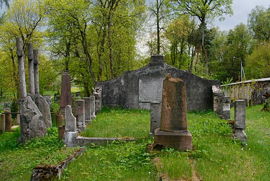 Złomiarze okradają i niszczą polski cmentarz na Litwie