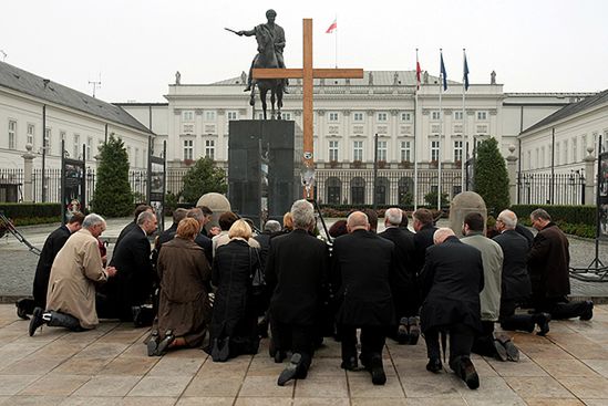 Krzyż pod Pałacem wspomaga politykę Tuska