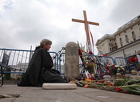 "Obrońcy krzyża" wciąż na posterunku przed Pałacem