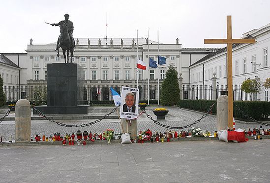 Popierają przesunięcie krzyża spod Pałacu