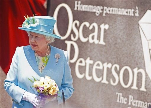 Królowa Elżbieta II odsłoniła pomnik Oscara Petersona