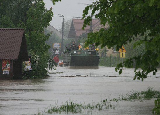 Trwa umacnianie wałów na Wiśle, Sanie i Łęgu