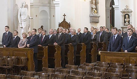 Posłowie modlili się na mszy św. w dwa miesiące po tragedii