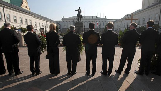 Wieńce przed Pałacem Prezydenckim - nie było PO i SLD
