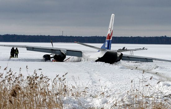 Po lądowaniu AN-26 na jeziorze: Polacy w dobrym stanie