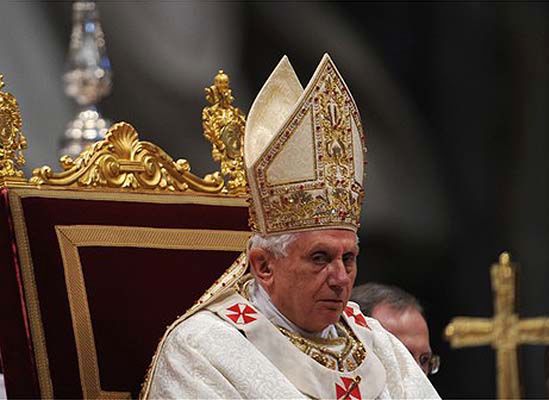 Papież w geście pokory umył nogi dwunastu księżom