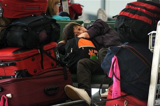 Na lotniskach wciąż chaos, linie lotnicze liczą straty
