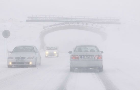 Nadchodzi załamanie pogody - śnieżyce, wiatr, gołoledź