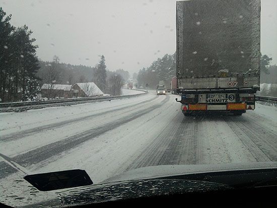 Śnieg zasypał drogi - niektóre są nieprzejezdne