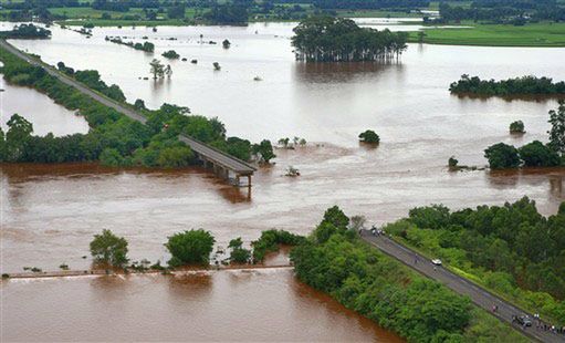 Tragiczne skutki ulew w Brazylii - runął most, są ofiary