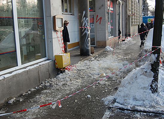 Bryła lodu spadła na kobietę w Warszawie