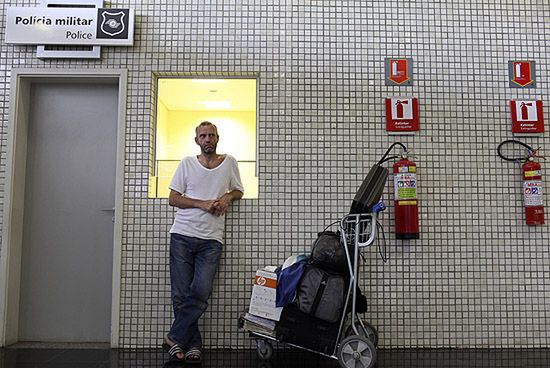 Porzucony Niemiec błąka się po porcie lotniczym w Brazylii