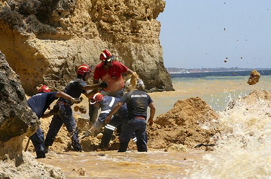 Tragedia na plaży w Portugalii - na turystów runął klif