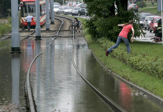Burze nad niemal całą Polską; Trójmiasto zalane; nie kursowały pociągi