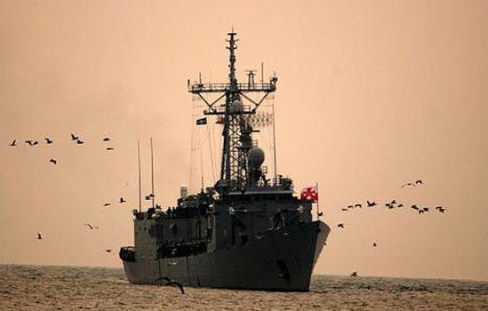 Polski okręt ćwiczy się w walce z piratami