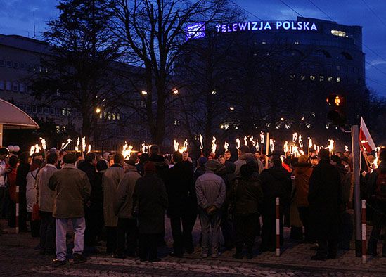 "Znajdzie się pała na d... Farfała" - protest przed TVP