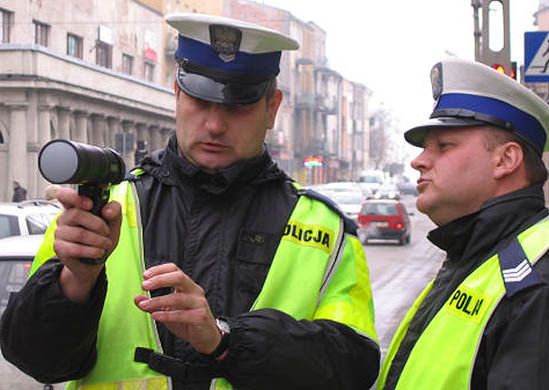 Policjanci namierzają z radiowozu - testują nowy radar