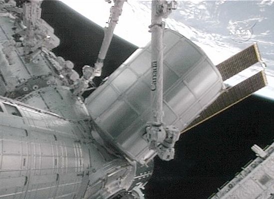 Astronauci testują aparat do uzyskiwania wody z moczu