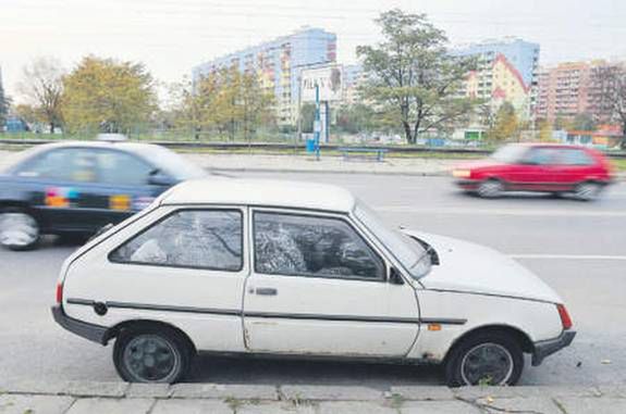 Stoją na ulicach Krakowa i straszą