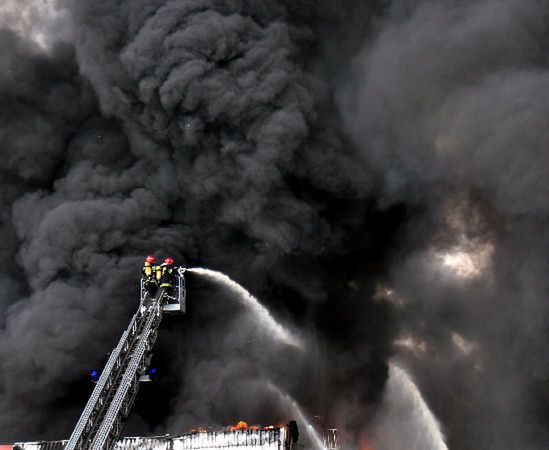 Strażacy wciąż dogaszają pożar magazynów w Poznaniu
