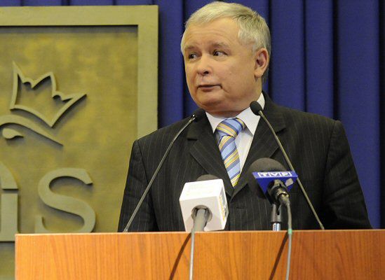 J. Kaczyński: PO i Tusk podnoszą rękę na demokrację