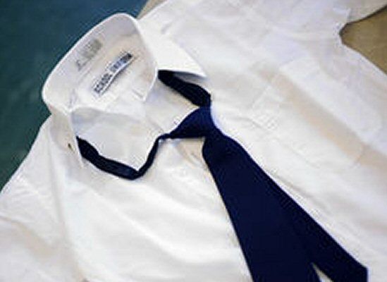 Kryzys finansowy dyktuje modę na białe koszule
