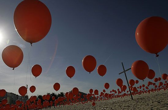 Krzyż w balonikach - przejmujący protest w Brazylii