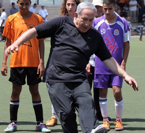 Premier Izraela doznał urazu nogi na promocyjnym meczu