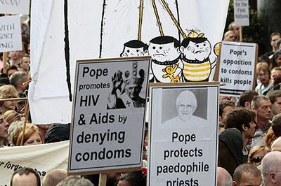 Protestują przeciwko papieżowi i "czarnej królowej"