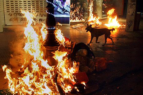 Płoną sklepy, ludzie znów wyszli na ulice greckich miast