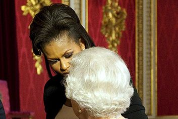 Michelle Obama objęła królową - "tego się nie robi"