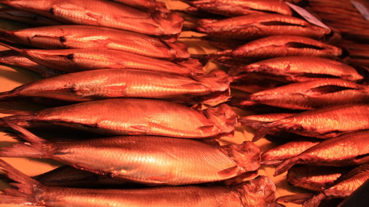 Holenderskie matiasy to wyjątkowe śledzie. Przygotuj zdrowy przysmak na święta