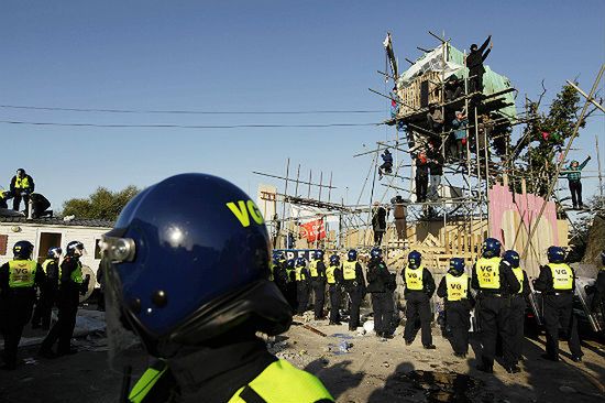 Eksmisja dzikich lokatorów, w ruch poszły cegły i kamienie