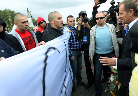 Ostra dyskusja Tuska z kibicami. "Nie chodzę z maczetą i nie robię dilerki!"