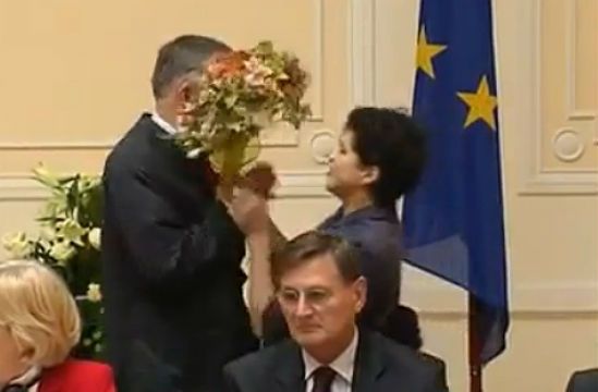 Bukietem w twarz ministra oświaty - film