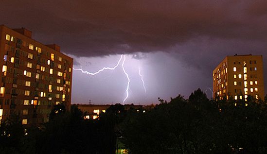 Nadchodzą silne burze i grad - meteorolodzy ostrzegają