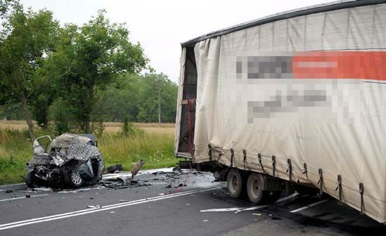 Tragiczny wypadek - kierowca mercedesa zginął na miejscu