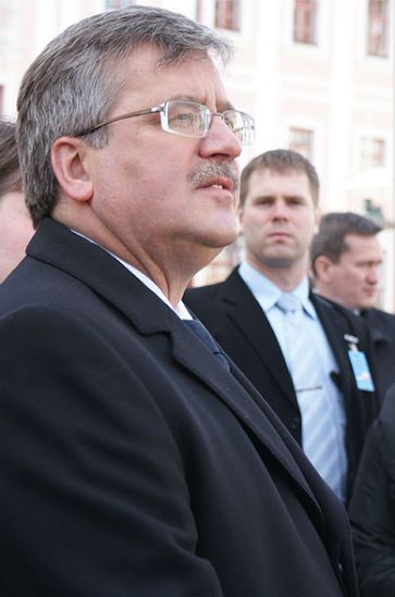 Komorowski bardziej popularny, ale młodzi go nie lubią