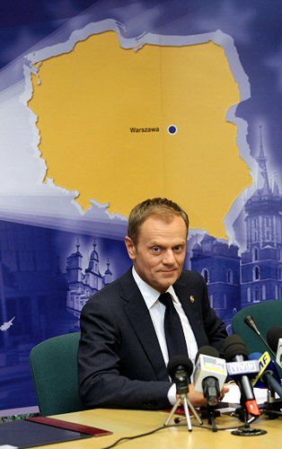 Tusk wyjawił, jak będzie traktował o. Rydzyka