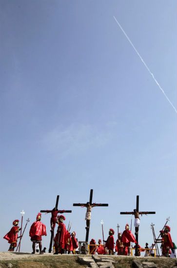 Ponad 20 osób przybito do krzyża w Wielki Piątek
