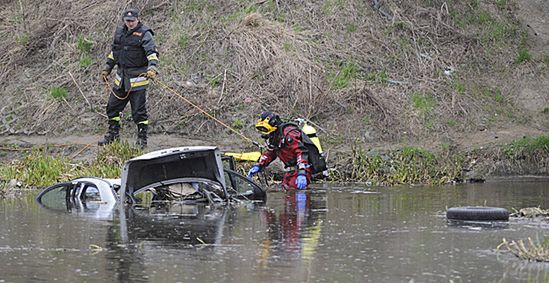 Dramat w Warszawie - samochód wpadł do jeziora
