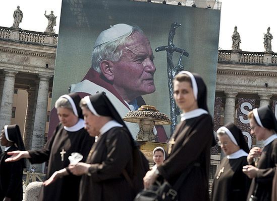 Tysiące pielgrzymów na placu św. Piotra