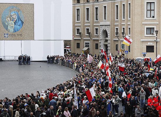 Tysiące pielgrzymów czekają na beatyfikację; zrobiono wyjątek dla Polaka